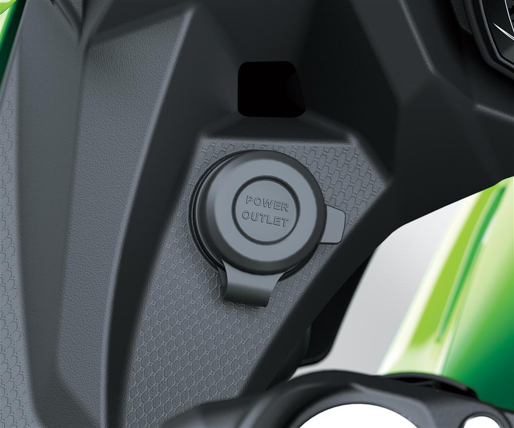 12V DC csatlakozóaljzat (Ninja 400)