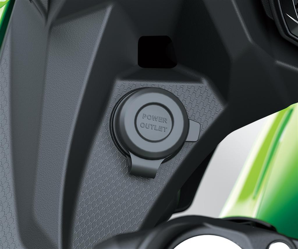 12V DC csatlakozóaljzat (Ninja 400)