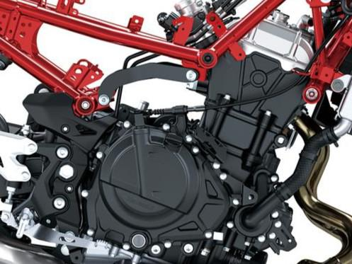 Új, nagyobb hengerűrtartalmú erőforrás.