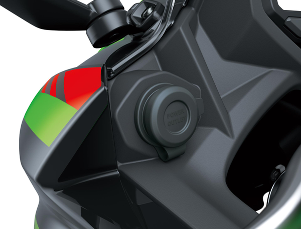 12 V DC csatlakozóaljzat (Ninja 650 modellhez)