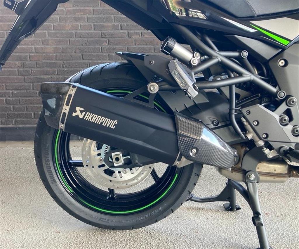 Akrapovič fekete titán kipufogórendszer (Versys 1100/S/SE)